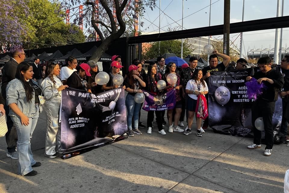 El club de fans de la cantautora, 'Las Caderas México', se organizó en la entrada de la puerta 6 para repartir globos a quienes tuvieran boletos en las secciones más cercanas al escenario.