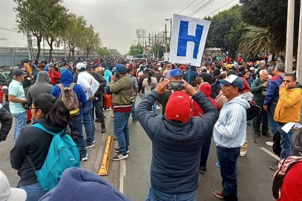 Integrantes de la CNTE en la puerta 1 del AICM.