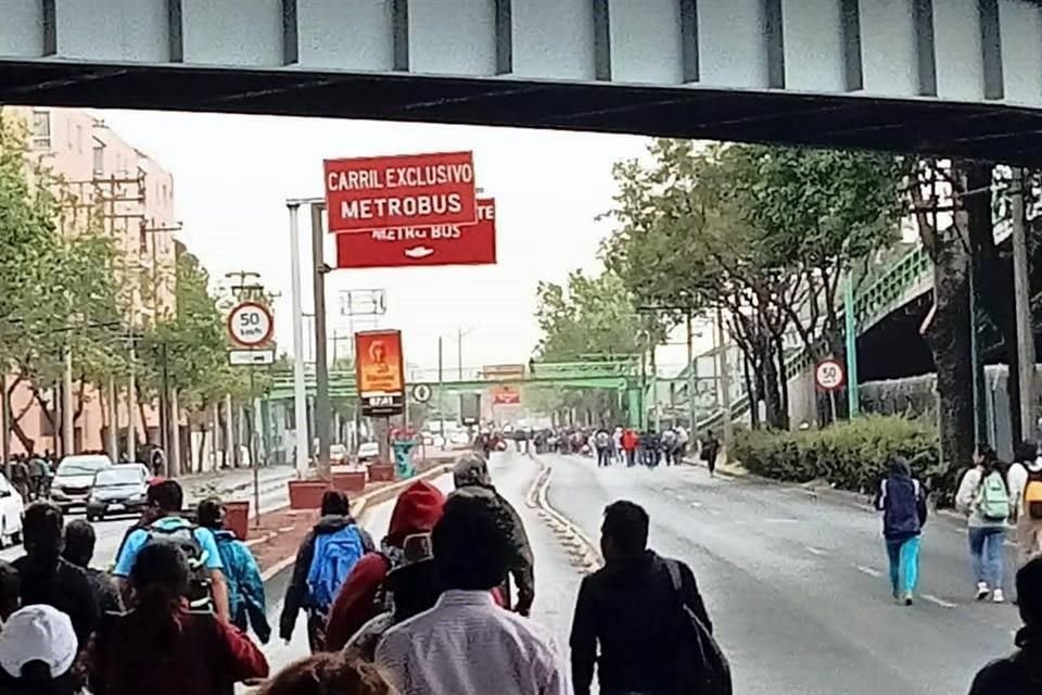 Además de los bloqueos en inmediaciones de la terminal áerea, los maestros planean toma de casetas.