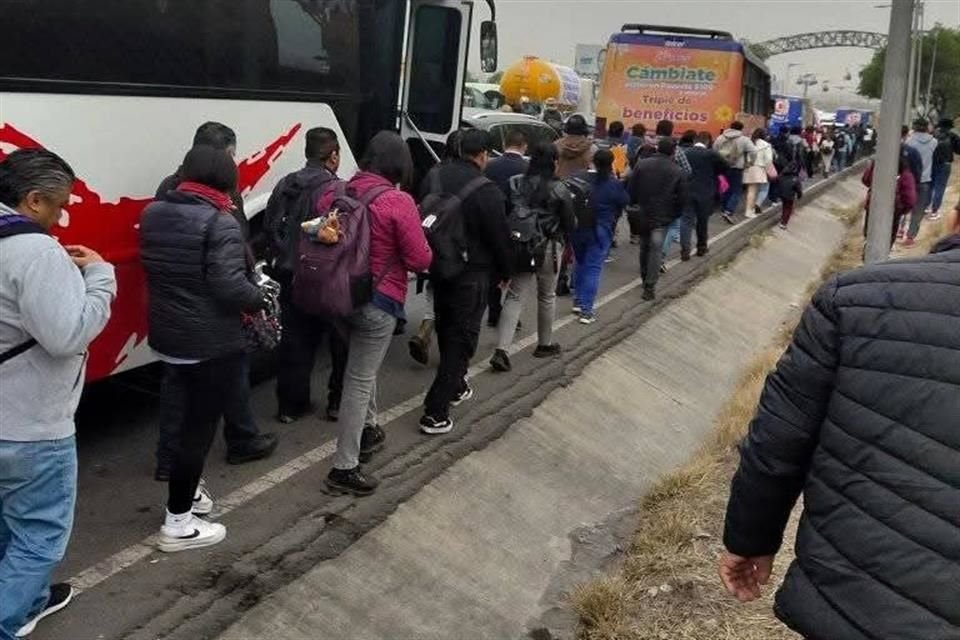 Usuarios de transporte público que se vieron afectados por la movilización han tenido que caminar hacia el Metro.