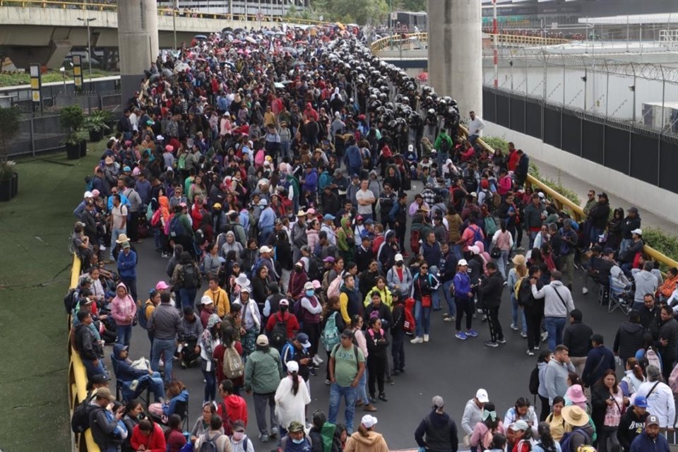 Como parte de su paro de 72 horas, maestros de CNTE realizan bloqueos en accesos a AICM, en caseta hacia Cuernavaca y Paseo de la Reforma.