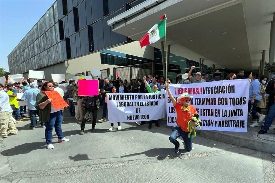 Previo a la llegada de Sheinbaum, ciudadanos protestaron en la zona de Cintermex por temas como contaminación, transporte y despojos ejidales.