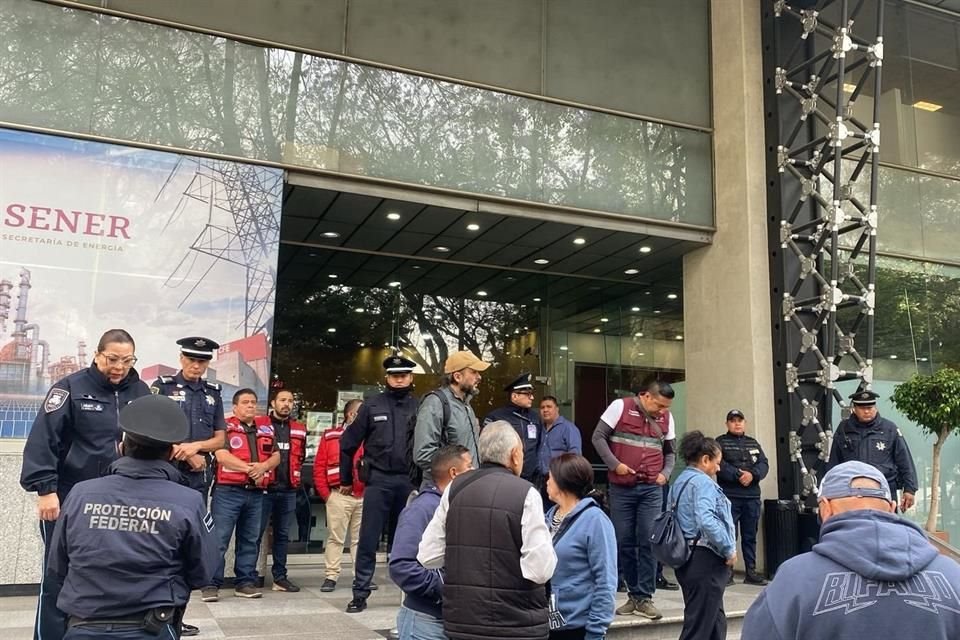 Funcionarios de la Sener atienden a los piperos para que liberen Insurgentes.