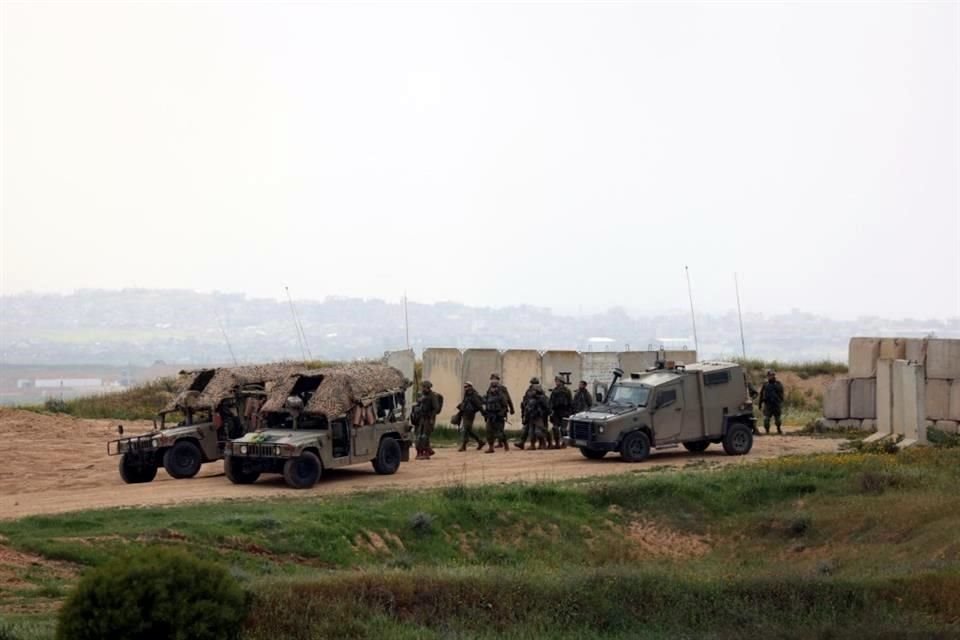 Soldados del Ejército israelí caminan en una posición a lo largo de la frontera sur de Israel con el norte de la Franja de Gaza este jueves.