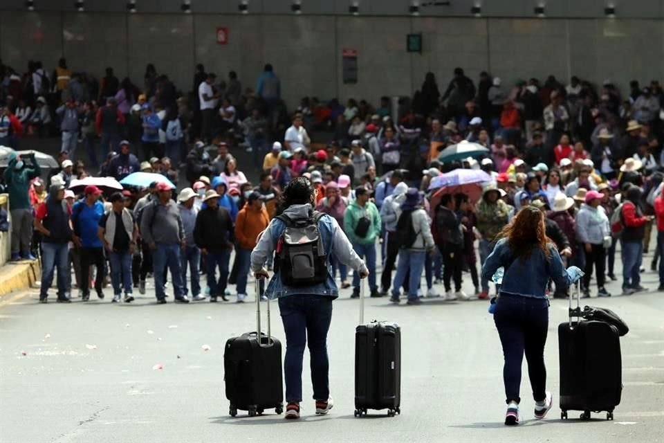 Los usuarios del AICM de la Terminal 1 deben caminar varios metros para ingresar a la terminal aeroportuaria.