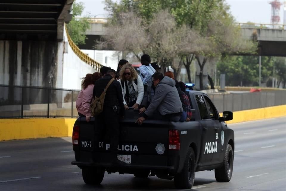 Camioentas de la Secretaría de Seguridad Ciudadana  acercan a usuarios al AICM.