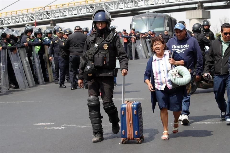 A pesar de la ayuda de los policías capitalinos, los usuarios deben caminar varios metros para ingresar al aeropuerto.