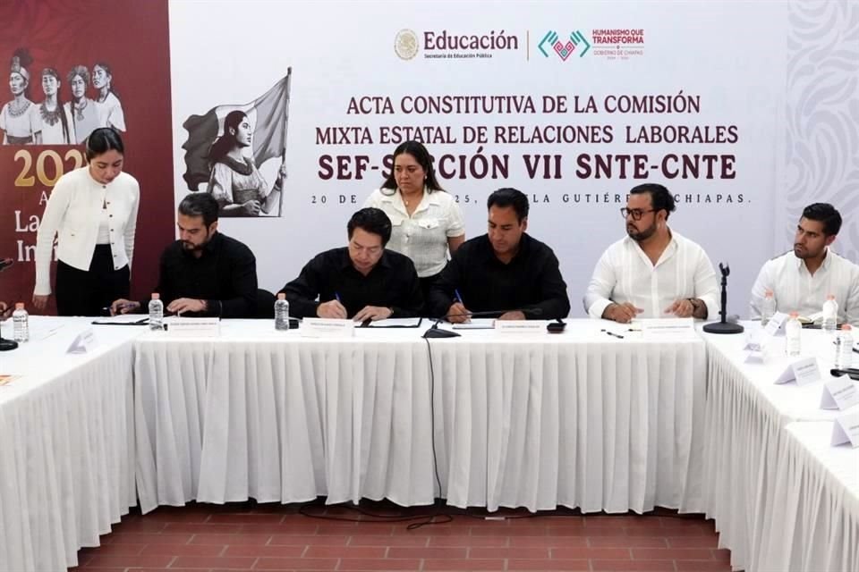 Acuerdan SNTE y CNTE trabajar con autoridades. Este jueves firmaron con la SEP y el Gobierno de Chiapas un acta constitutiva para formar la Comisión Mixta Estatal de Relaciones Laborales.