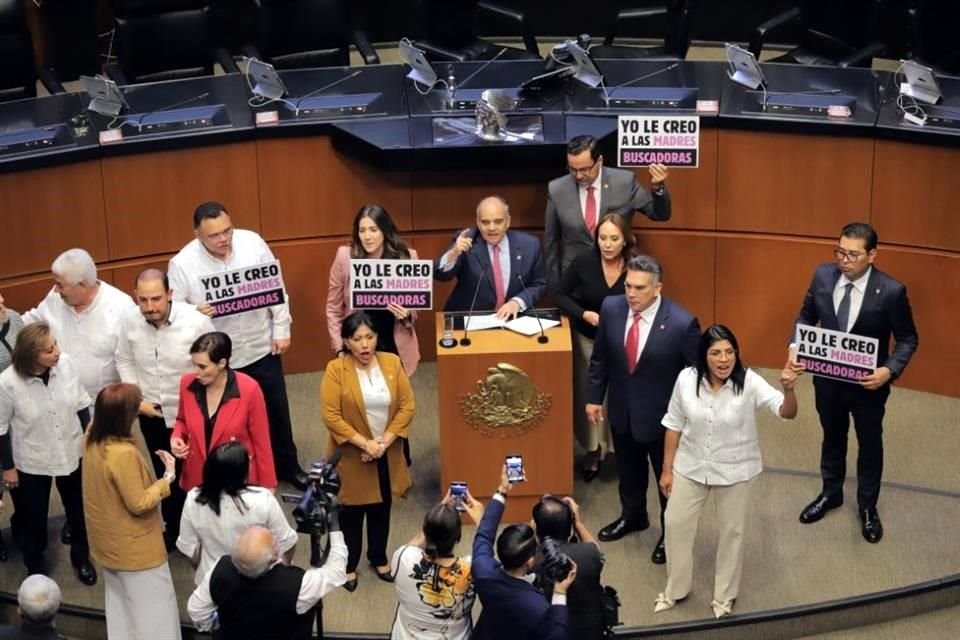 El senador priista Manuel Añorve se apostó en la tribuna y gritó: '¡Yo le creo a las madres buscadoras!'.