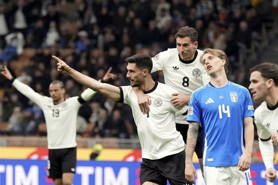 El alemán Tim Kleindienst (segundo a la izquierda) celebra tras anotar el primer gol de su equipo.