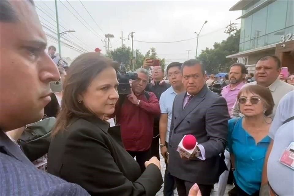 Norma Julieta del Río y otras comisionadas del INAI fueron increpadas por trabajadores que se manifestaban afuera de la sede del Instituto.