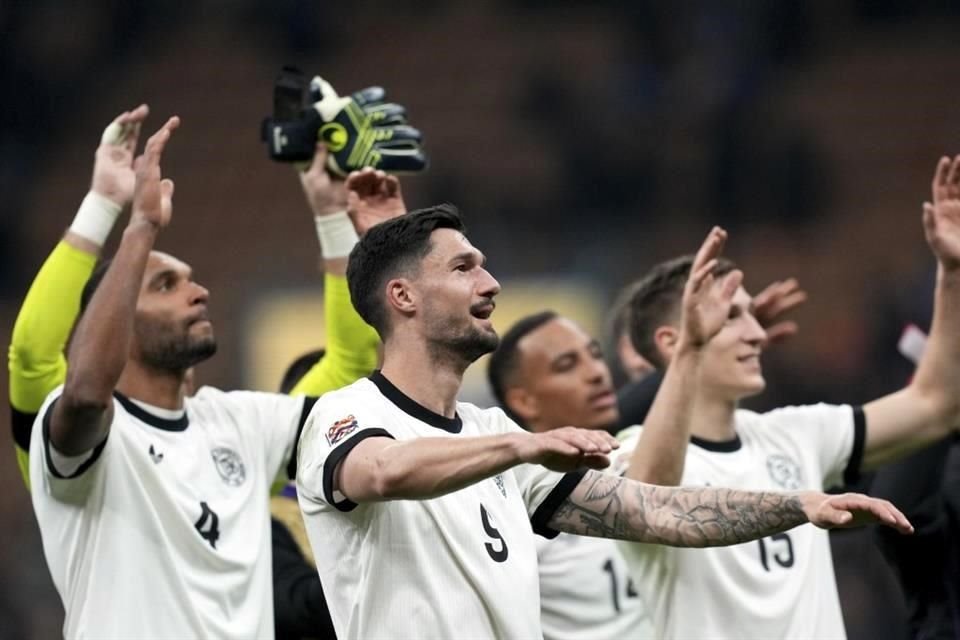 Jugadores de Alemania celebran la victoria en el estadio San Siro, de Milán.