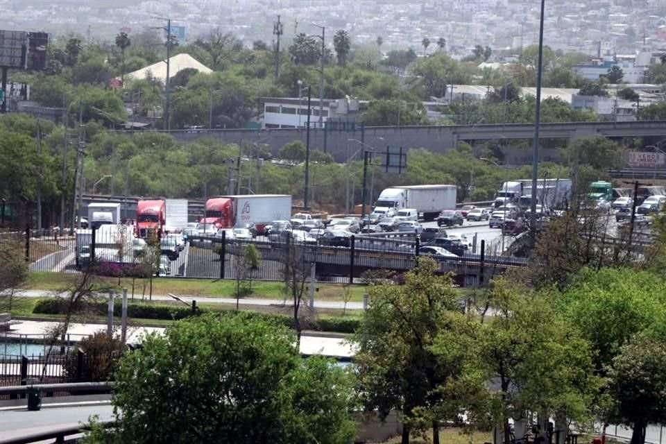 El tráfico colapsó en las inmediaciones de Cintermex, el lugar donde se realizó el evento de Caintra en el que estuvo invitada la Presidenta Claudia Sheinbaum.