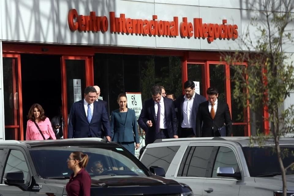 Tras concluir una comida con empresarios de la Caintra, la Presidenta salió a las 16:30 horas de Cintermex.