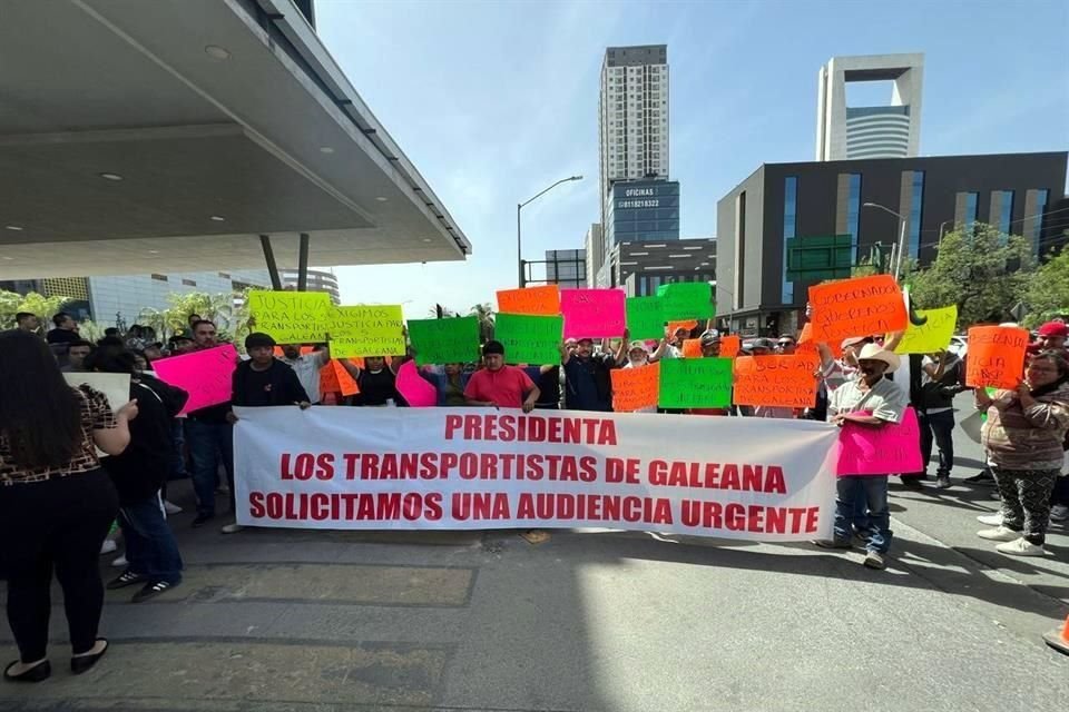 Diversas protestas recibieron a la Presidenta afuera de Cintermex.