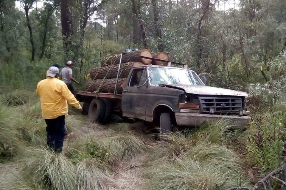 Ejidatarios de Ocuilan, Edomex, amenazaron con 'romper' tramo de la Toluca-Cuernavaca para evitar el paso de talamontes al Bosque de Agua.