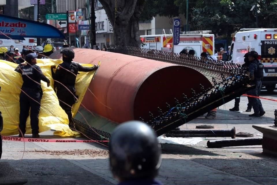 Protección Civil de Tuxtla Gutiérrez, Chiapas, atribuyó la caída de la estructura a los fuertes vientos y el peso de las lonas que instalaron los integrantes de la CNTE.