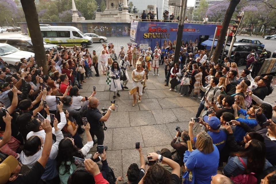 La comedia musical sigue las aventuras y travesuras del Rey Arturo y sus caballeros en la búsqueda del Santo Grial, enfrentándose a situaciones absurdas y personajes excéntricos.