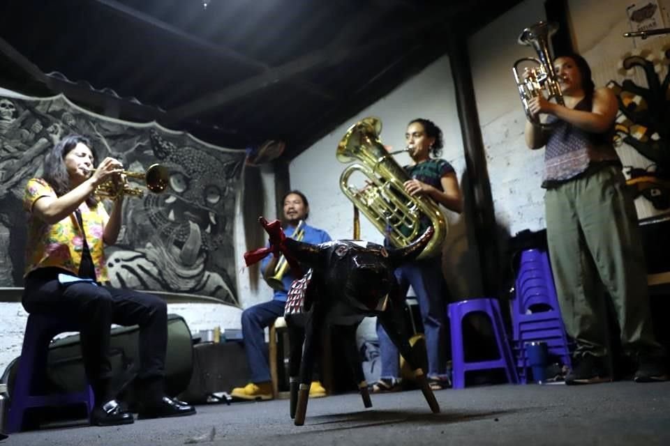 La banda de viento Mixanteña de Santa Cecilia tiene en su haber unas 120 piezas, todas aprendidas de oído, pues se trata de música proveniente de la tradición oral.