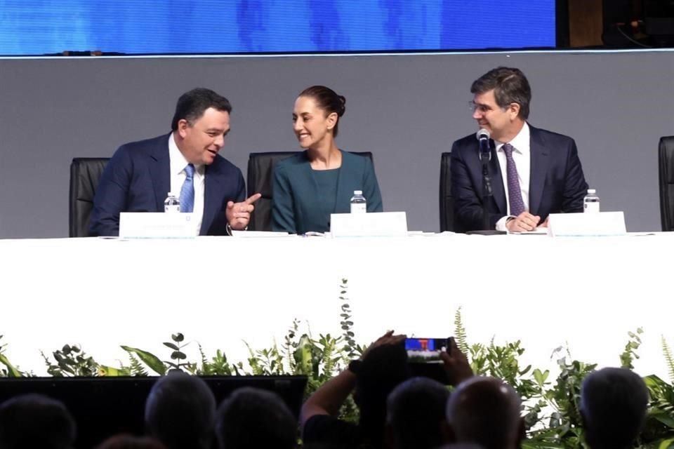 La Presidenta Claudia Sheinbaum atestiguó la llegada a la presidencia de la Caintra de Jorge Santos Reyna en sustitución de Máximo Vedoya.