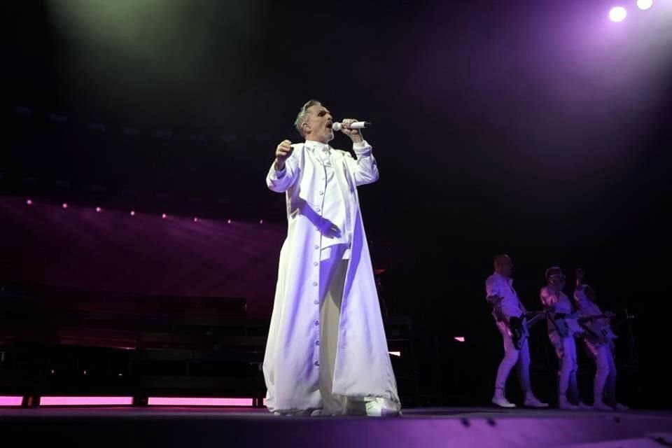 Miguel Bose presentó su 'Importante Tour' en un abarrotado Auditorio Banamex.