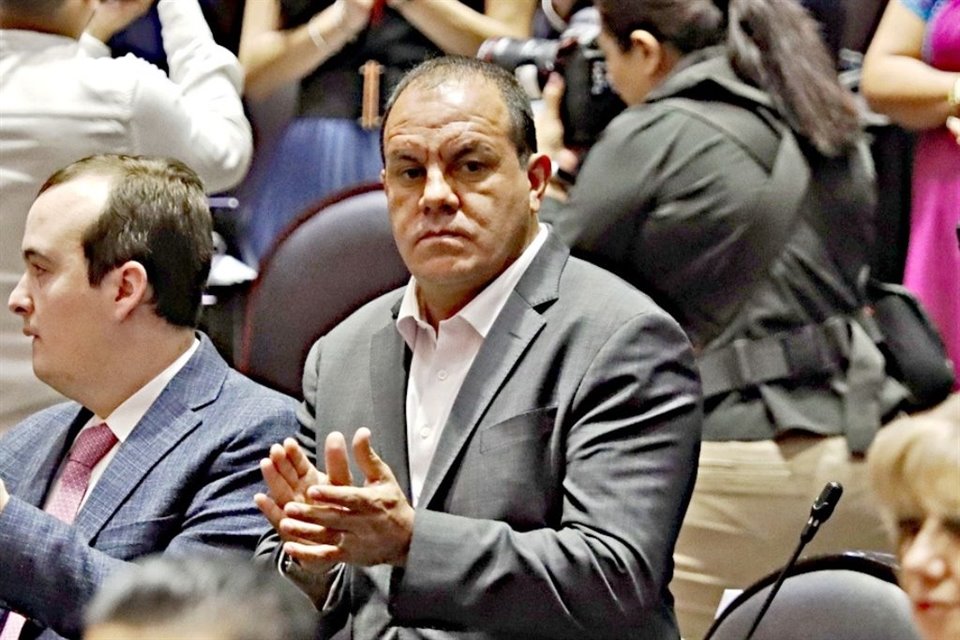 Como cuando era futbolista, el diputado Cuauhtémoc Blanco se apoyó en su equipo, ahora de Morenistas, para librar la amenaza del desafuero.