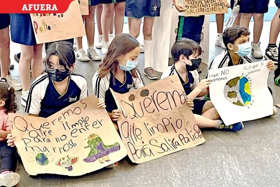 Niños protestaron con mensajes como 'Queremos aire limpio para salir al patio' a la entrada del evento de la Caintra.