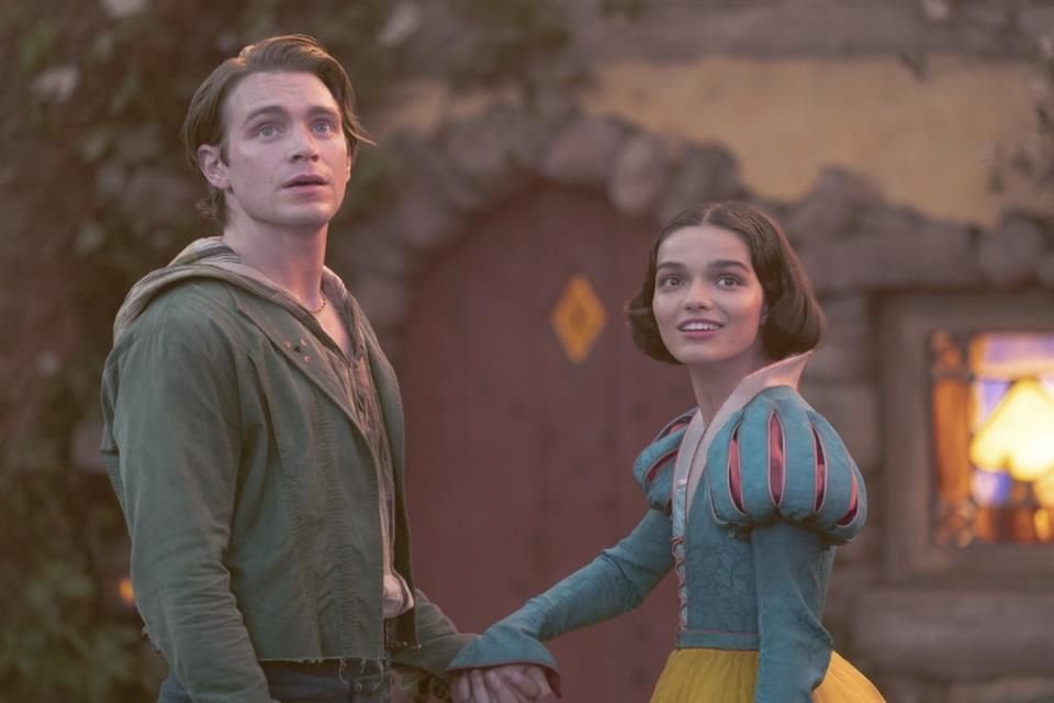 'Blancanieves' recaudó 3.5 mdd en preestrenos y se proyecta para 100 mdd a nivel mundial; competirá con 'Alto Knights' este fin de semana.