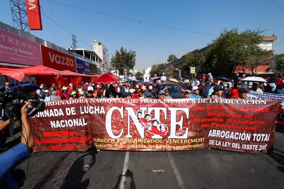 Miembros de la CNTE marchan de San Cosme al Zócalo pata concluir sus 72 horas de protestas.