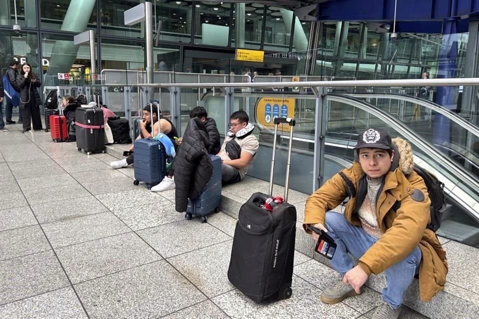 El aeropuerto londinense de Heathrow retomará algunos vuelos el viernes, y espera una reanudación completa el sábado, tras incendio.