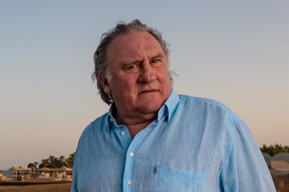 Gerard Depardieu será juzgado por agresión sexual a dos mujeres durante el rodaje de 'Les Volets Verts' en 2021, negando las acusaciones.