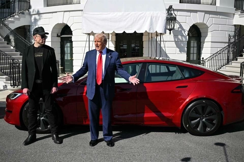 Donald Trump aseveró que personas que destruyan vehículos Tesla recibirán largas sentencias de prisión y podrían cumplirlas en El Salvador.