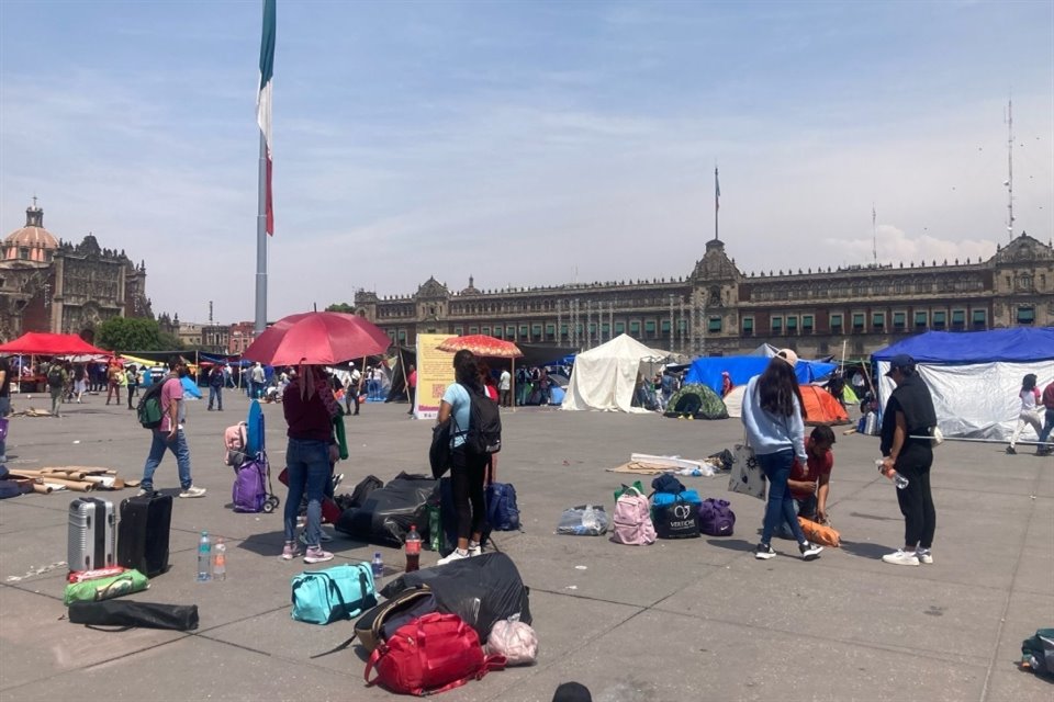 CNTE levantó el plantón en Zócalo, pero amagó con ir a paro indefinido y una 'movilización general' si el Gobierno no cumple sus demandas.