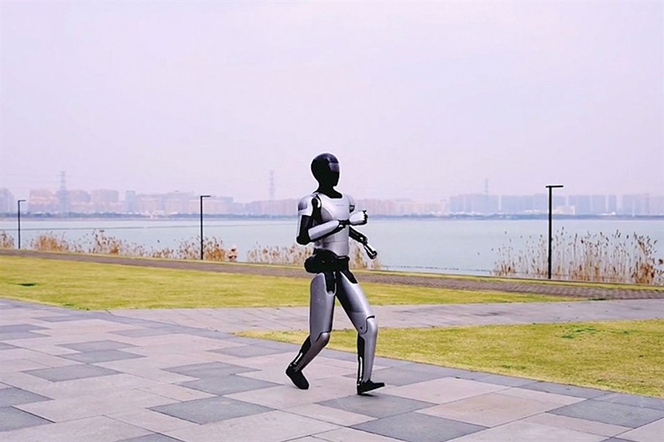 Robot de MagicLab entrena para el medio maratón que se celebrará el 13 de abril en Beijing.