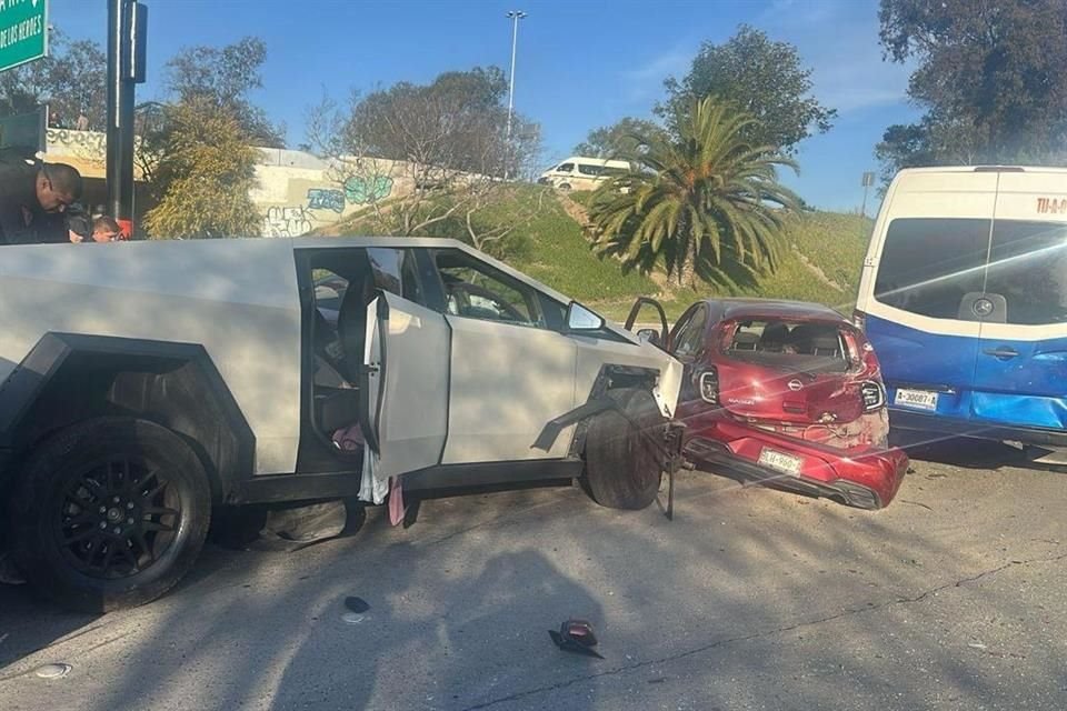 Estadounidense chocó con su Cybertruck 4 vehículos, una unidad del transporte público y hasta una patrulla durante persecución en Tijuana.