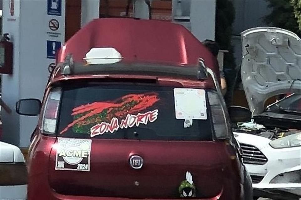 Taxistas con su distintivo característico son relacionados con el grupo delincuencial de Los 300.