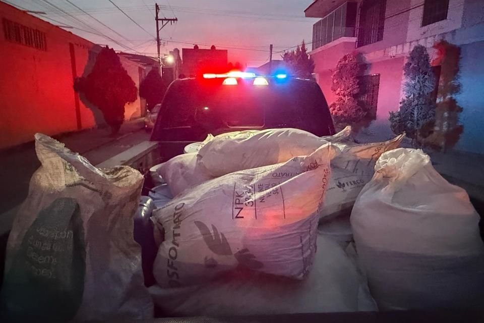 Casi 700 kilos de químicos para elaborar minas terrestres o explosivos fueron hallados en una vivienda cateada en Villa Hidalgo.