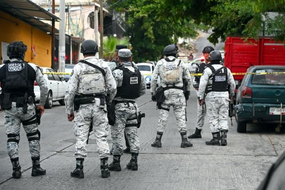 La pasajera de taxi fue asesinada y el conductor quedó herido en Acapulco, Guerrero, luego de que hombres armados los interceptaran.