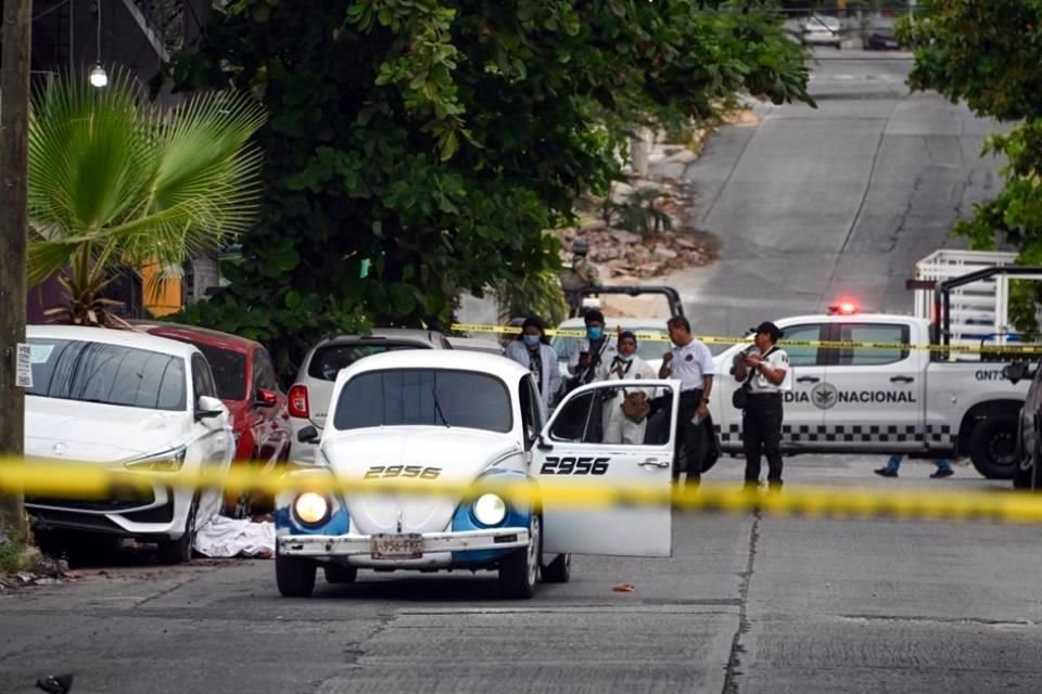 La pasajera de taxi fue asesinada y el conductor quedó herido en Acapulco, Guerrero, luego de que hombres armados los interceptaran.