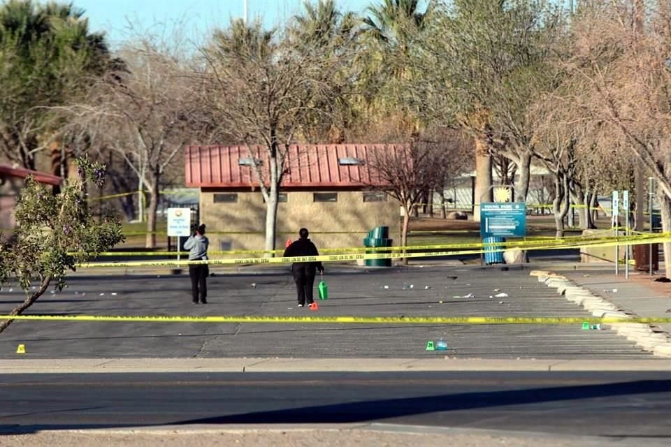 Tres personas murieron y otras 15 resultaron heridas en un tiroteo entre dos bandas en Nuevo México; Policía informó que no hay detenidos.