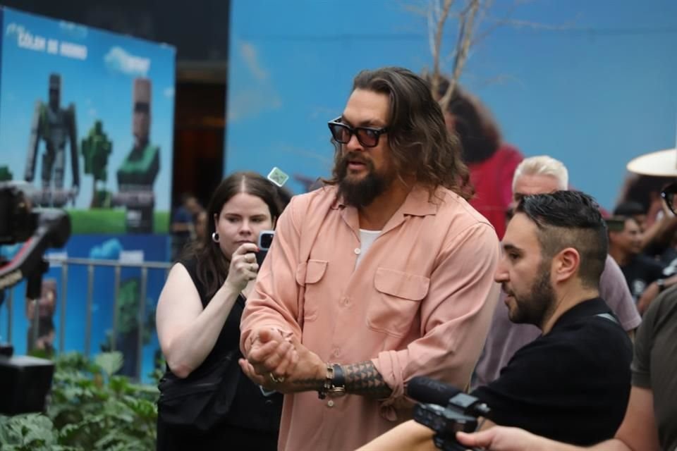 Momoa y Black sorprendieron en México hablando en español, firmando autógrafos y disfrutando del mariachi en el fan event de 'Minecraft'.