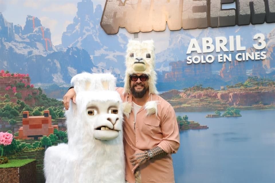 Jason Momoa fue el centro de atención al aparecer con un gorro de cabra y una camisa rosa.