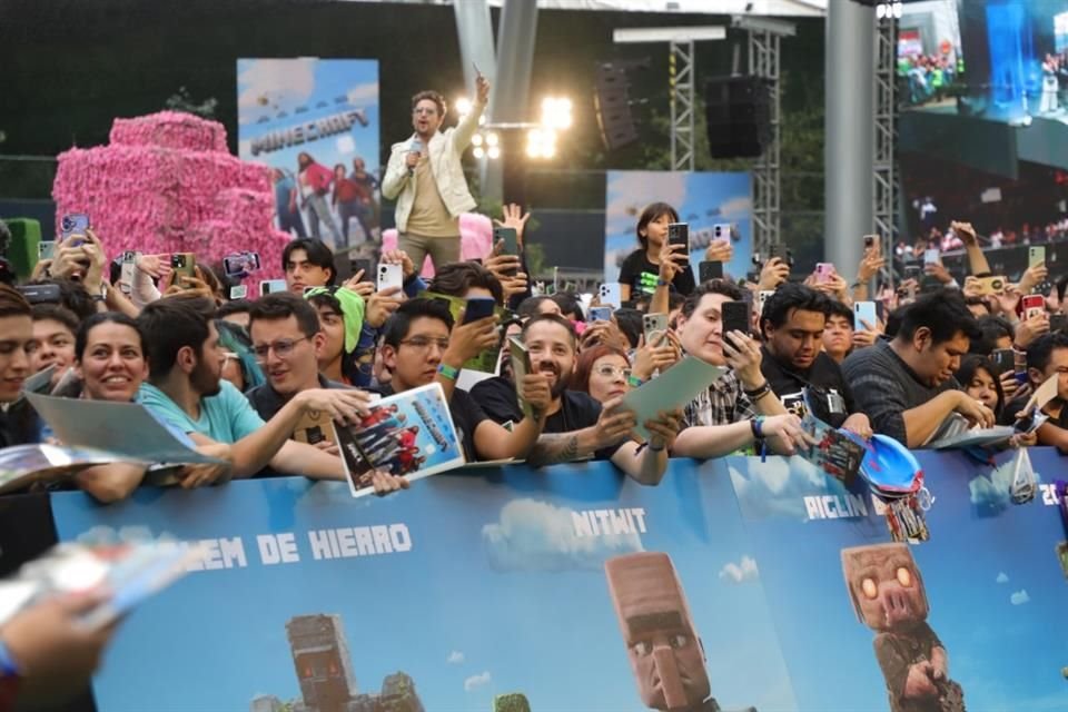 Los fans se despidieron de los actores repitiendo 'Vaya con Dios', una frase de Momoa en la película.