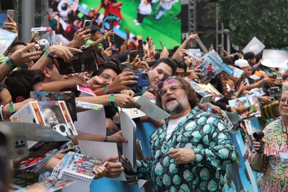 Momoa y Black sorprendieron en México hablando en español, firmando autógrafos y disfrutando del mariachi en el fan event de 'Minecraft'.