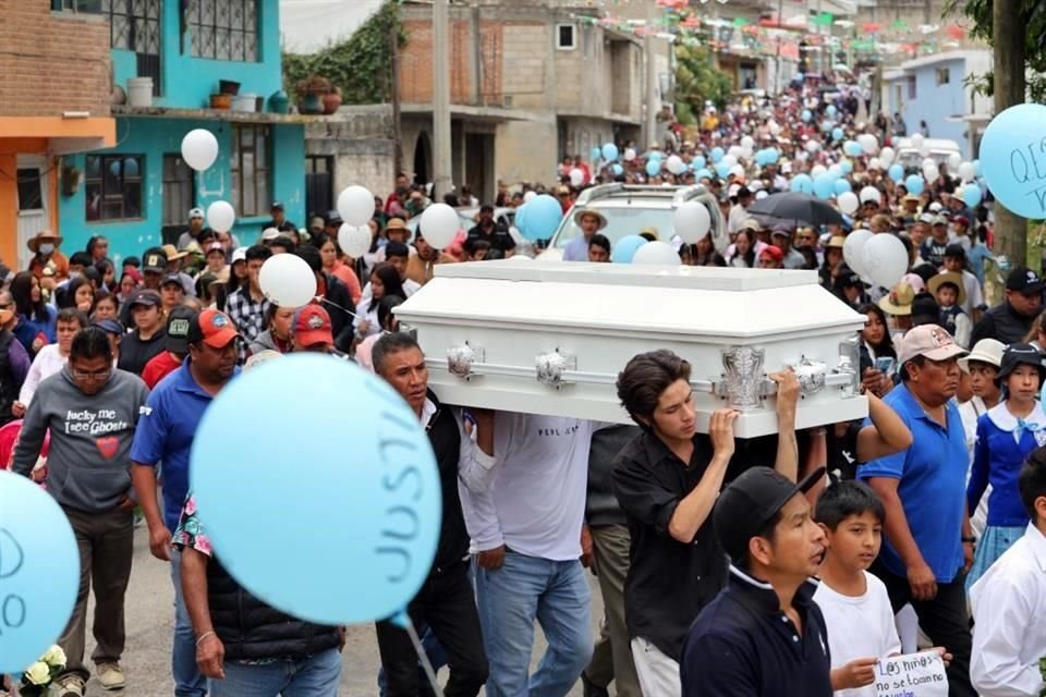 La comunidad de San Pedro Zictepec, en Tenango del Valle, despidió este sábado  al niño Toñito.