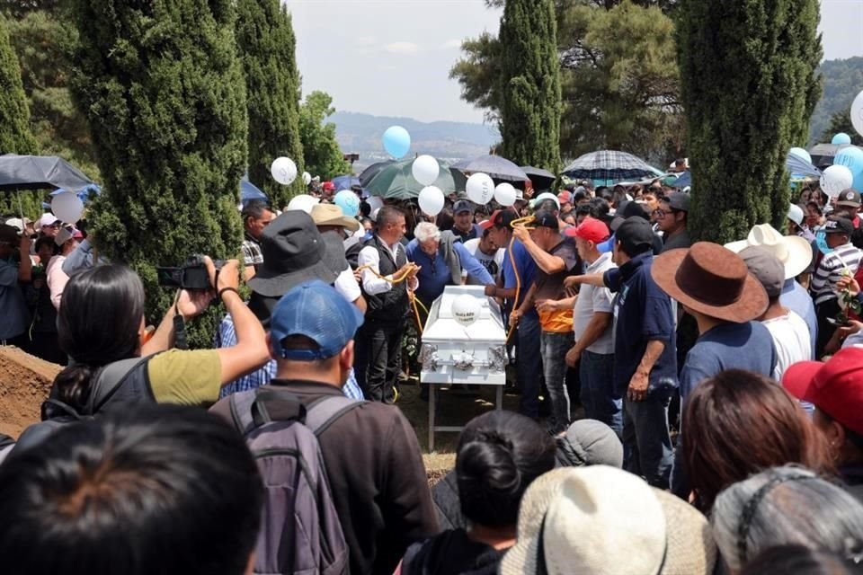 La comunidad de San Pedro Zictepec, en Tenango del Valle, despidió este sábado  al niño Toñito.