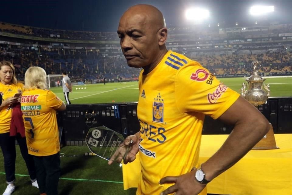 Gerónimo Barbadillo tras recibir un reconocimiento de Tigres en enero de 2020.