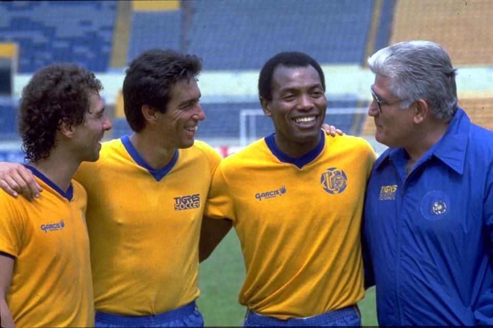 Daniel Bartollota (izq.), Tomás Boy, Gerónimo Barbadillo y el técnico Carlos Miloc.