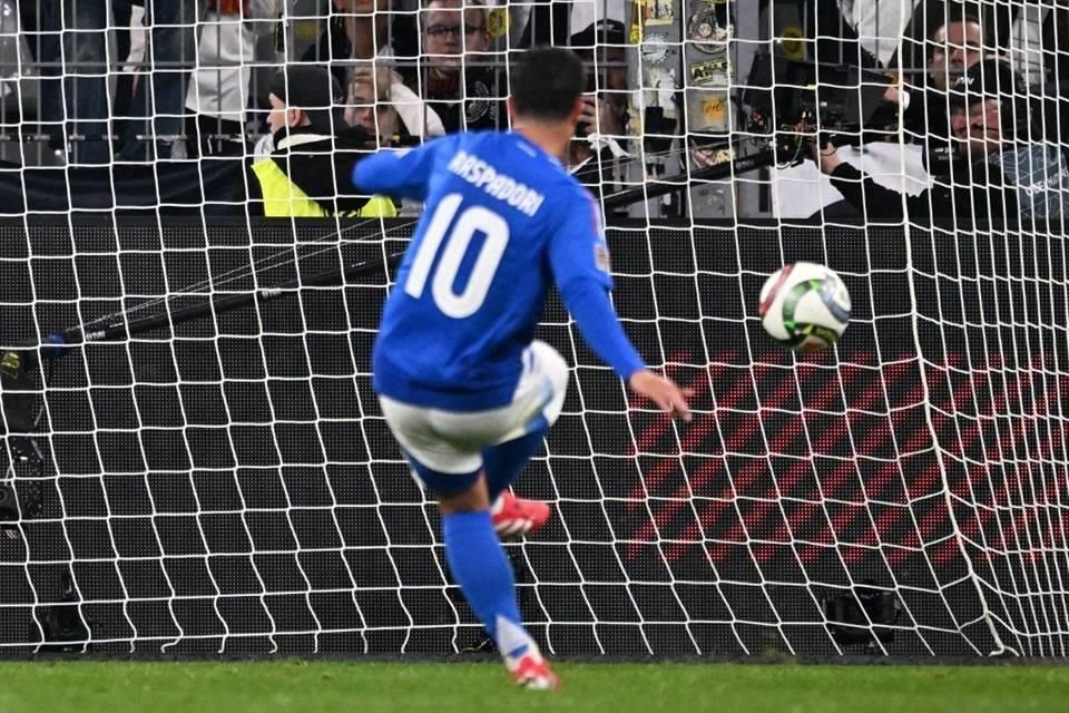 Giacomo Raspadori acertó el tiro penal en el agregado, pero a los italianos no les alcanzó para el milagro.