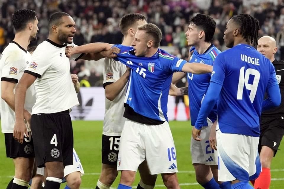Los ánimos se calentaron en los últimos minutos y así terminaron ambos equipos.